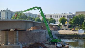 SENNEBOGEN 870E Demolition - Kontrollierter Einsturz Carolabrücke Dresden