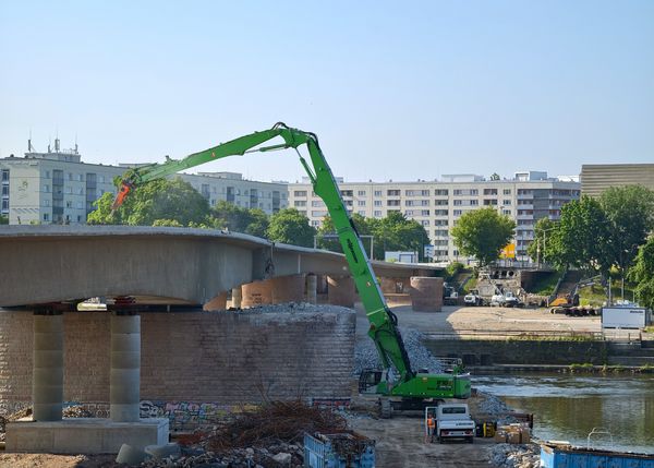 SENNEBOGEN 870E Demolition - Kontrollierter Einsturz Carolabrücke Dresden SENNEBOGEN 870E Demolition - Kontrollierter Einsturz Carolabrücke Dresden