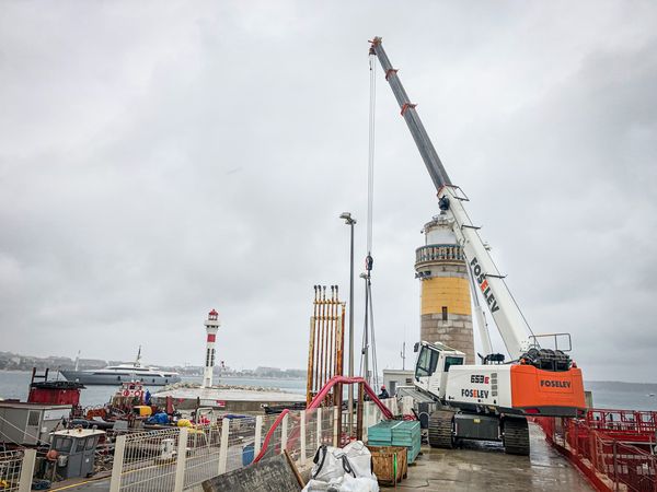 SENNEBOGEN telescopic crawler crane 653 E, coastal protection port of Cannes, France SENNEBOGEN telescopic crawler crane 653 E, coastal protection port of Cannes, France