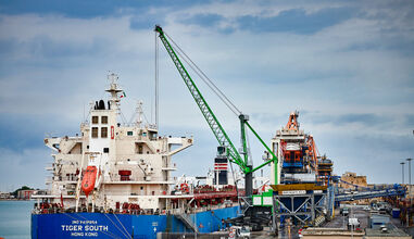 SENNEBOGEN 9300 E-Serie at the port of Brindisi