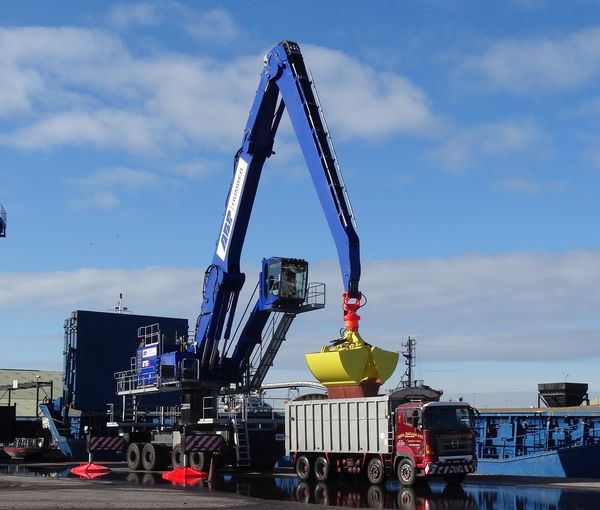 Download (RGB 300 dpi) SENNEBOGEN 875 Excavator in port handling in England