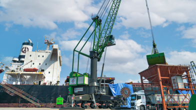  SENNEBOGEN 9300 E mobile harbour crane with electric drive for bulk cargo handling, 90 t load capacity, 41 m jib length 