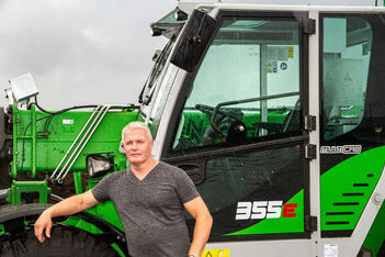 Nigel Baker, owner of the composting plant Nigel Baker Ltd. in Great Britain in front of his telehandler SENNEBOGEN 355 E