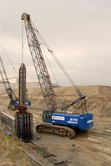 SENNEBOGEN Vielfalt ist die Stärke des Seilbaggers SENNEBOGEN 670 HD: Robuste Konstruktion, ein leistungsfähiges Mehr-Kreis Hydrauliksystem und ein starker Drehantrieb sorgen für den problemlosen Einsatz von Mäkler, Schlitzwandgreifer oder einer hydraulischen Verrohrungsmaschine mit Seilgreifer im Brunnen- oder Spezialtiefbau. Dank der kompakten Abmessungen, dem einfachen Ballastmontagesystem und dem teleskopierbaren Raupenunterwagen sind Aufwand und Kosten beim Transport minimal. Seilbagger 670 Tiefbau