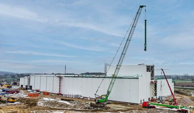 180 t crawler crane, SENNEBOGEN 5500, new construction Customer Service Center Steinach, assembly of concrete parts