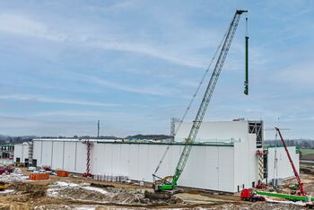 180 t crawler crane, SENNEBOGEN 5500, new construction Customer Service Center Steinach, assembly of concrete parts