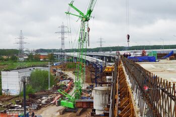 SENNEBOGEN 3300 für die Montage von Brückenbauteilen in Moskau