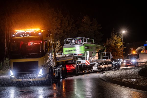 The SENNEBOGEN 824 G Electro during night-time heavy transport.