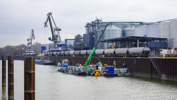 Port construction_SENNEBOGEN telecrane_Straubing_port_quay_pile_wall Port construction_SENNEBOGEN telecrane_Straubing_port_quay_pile_wall