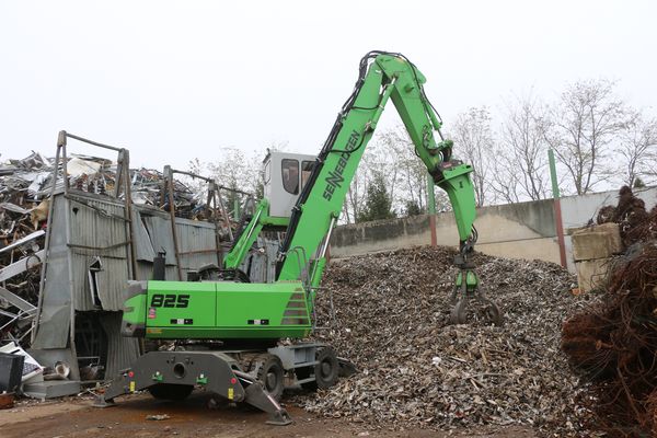 SENNEBOGEN material handler 825