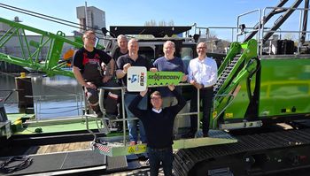 Delivery of the SENNEBOGEN 630 E on a barge to the WSA Spree-Havel by Gebr. Willing GmbH and SENNEBOGEN.