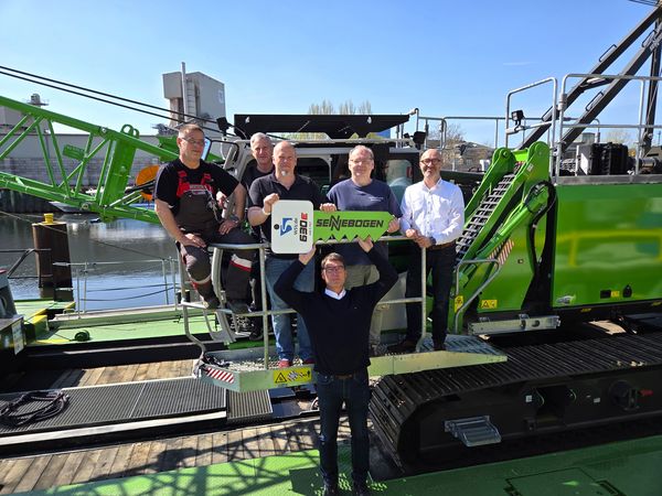 Delivery of the SENNEBOGEN 630 E on a barge to the WSA Spree-Havel by Gebr. Willing GmbH and SENNEBOGEN.