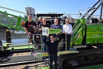 Delivery of the SENNEBOGEN 630 E on a barge to the WSA Spree-Havel by Gebr. Willing GmbH and SENNEBOGEN.