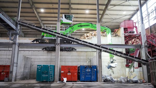 SENNEBOGEN 830 E mit langer Ausrüstung SENNEBOGEN 830 E mit langer Ausrüstung