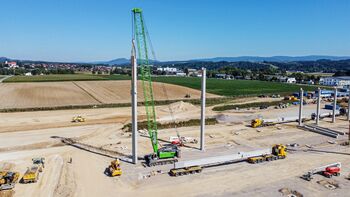 180 t crawler crane, SENNEBOGEN 5500, new construction Customer Service Center Steinach, assembly of concrete parts