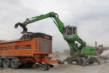 SENNEBOGEN 821 material handler loading in Sweden 