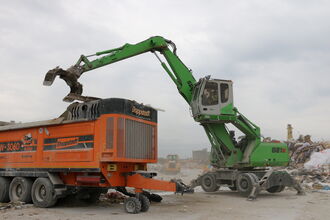  SENNEBOGEN 821 cargando una excavadora de manutención en Suecia 