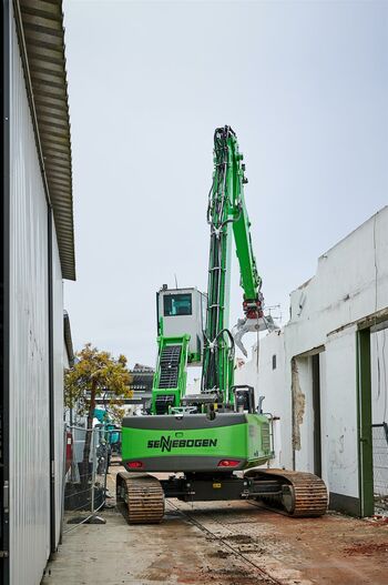 SENNEBOGEN 825 demolition machine, dismantling and deconstruction in the city center of Straubing