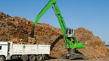 Zwei SENNEBOGEN im Holzumschlag: SENNEBOGEN 830 Elektro und 835 Mobil spezial