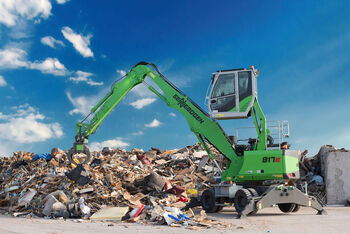 Compact material handler / handling machine for recycling SENNEBOGEN 817 E during waste recycling work