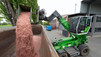 [Translate to English:] Der SENNEBOGEN 335: stabil und standsicher wie ein Teleskopstapler und stark und robust wie ein Radlader