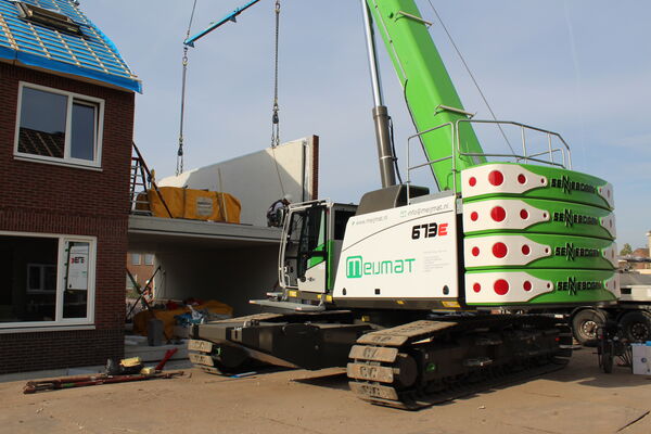 Raupentelekran SENNEBOGEN 673 E beim Betonfertigteilbau in den Niederladen