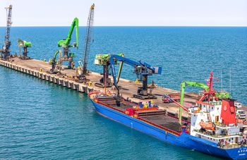 SENNEBOGEN Umschlagmaschinen im Hafen von Yeşilyurt tragen zum steigenden Umschlagvolumen des Standorts bei.
