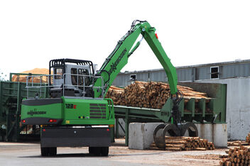Holzumschlagbagger für Sägewerk SENNEBOGEN 723 E Beschickung