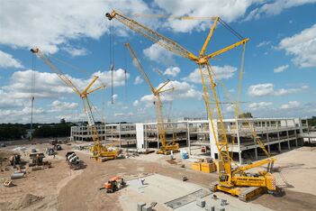 SENNEBOGEN 5500 construction site crane Above ground construction