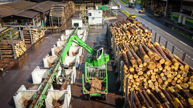 SENNEBOGEN 730 Holzumschlagmaschine im Pick & Carry-Einsatz mit Anhänger, Sägewerk, Schweiz