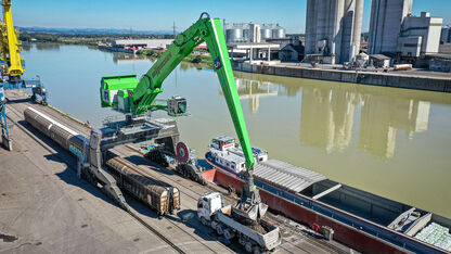 420 t material handler SENNEBOGEN 895 E Hybrid port handling clamshell grab port handling ship loading