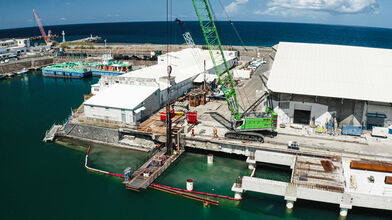 140 t duty cycle crane, SENNEBOGEN 6140 HD, Hydraulic engineering , Reconstruction of a quay in Reunion Island