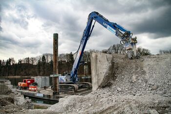 SENNEBOGEN 830 demolition machine