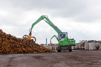 Efficient division of work in timber handling with two SENNEBOGEN 730 M-HD  at Rettenmeier Holzindustrie - SENNEBOGEN Maschinenfabrik GmbH