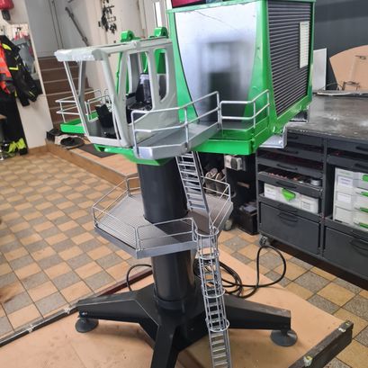 SENNEBOGEN 8160 EQ Balancer-Modell während der Montage mit sichtbarer Mechanik und Hydraulik vor der Fertigstellung.