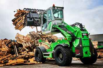 SENNEBOGEN Teleskoplader Telehandler Niederhalterschaufel Paletten Altholz