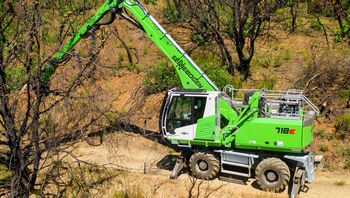 SENNEBOGEN 718 Holz-Umschlagbagger, Forstbagger für Aufräumarbeiten nach Waldbränden in Kalifornien, USA