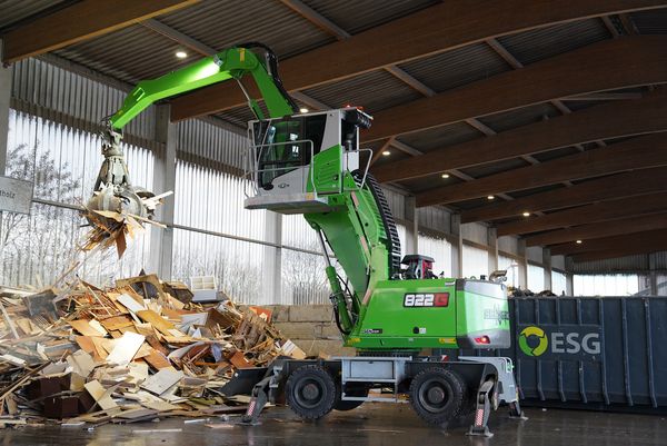 SENNEBOGEN 822 G beim Materialumschlag in einer Entsorgungs- und Verwertungsanlage mit Fokus auf Beschicken, Verladen und Umlagern.