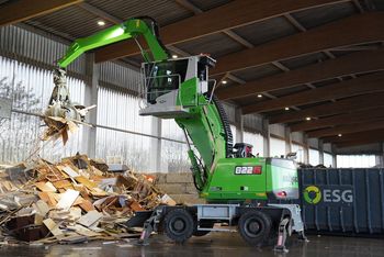 Zwei SENNEBOGEN 822 G Materialumschlagbagger im Recyclingeinsatz bei der ESG für Beschickung, Verladung und Umlagerung von Materialien.