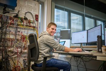 Auszubildender zum Kaufmann für Digitalisierungsmanagement arbeitet an einem Computerarbeitsplatz bei SENNEBOGEN.
