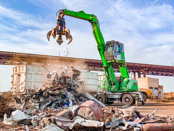 SENNEBOGEN 821 Mobil beim Schrottumschlag im Hafen in Konstanza Rumänien