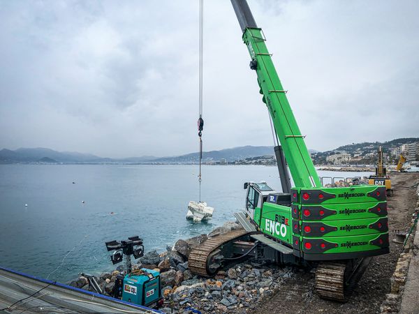 SENNEBOGEN telescopic crawler crane 6113 E, coastal protection port of Cannes, France Lifting and positioning of artificial stone concrete blocks SENNEBOGEN telescopic crawler crane 6113 E, coastal protection port of Cannes, France Lifting and positioning of artificial stone concrete blocks