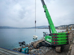 SENNEBOGEN Raupentelekran 6113 E, Küstenschutz Hafen Cannes, Frankreich Verheben und positionieren von Kunststeinbetonblöcken