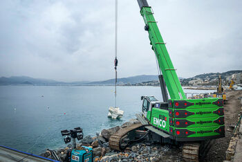 SENNEBOGEN Raupentelekran 6113 E, Küstenschutz Hafen Cannes, Frankreich Verheben und positionieren von Kunststeinbetonblöcken