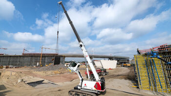 Best overview in demanding bridge construction thanks to 50t telescopic crawler crane with elevating cab