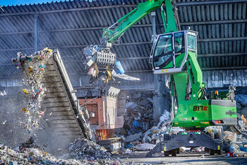 SENNEBOGEN material handler handling machine 817 E feeding shredder sorting grab