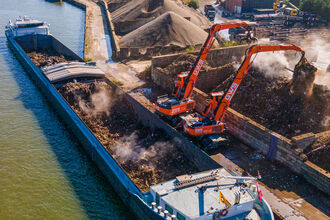 ship unloading SENNEBOGEN 835 material handler Belgium, cargo handling