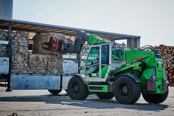 Robust telescopic handler for the waste recycling industry with elevating driver’s cab: the SENNEBOGEN 355 E – an ideal alternative to the wheel loader: Truck loading