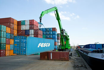 SENNEBOGEN Umschlagmaschine Umschlagbagger 840 Raupe Hafenumschlag Hafen Schiffsbeladung Schiffsentladung