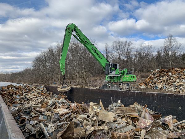 SENNEBOGEN 840 Umschlagbagger im Schrottumschlag, Rückgewinnung von Eisen aus Bauschutt, Extrahieren von Metallschrott, USA